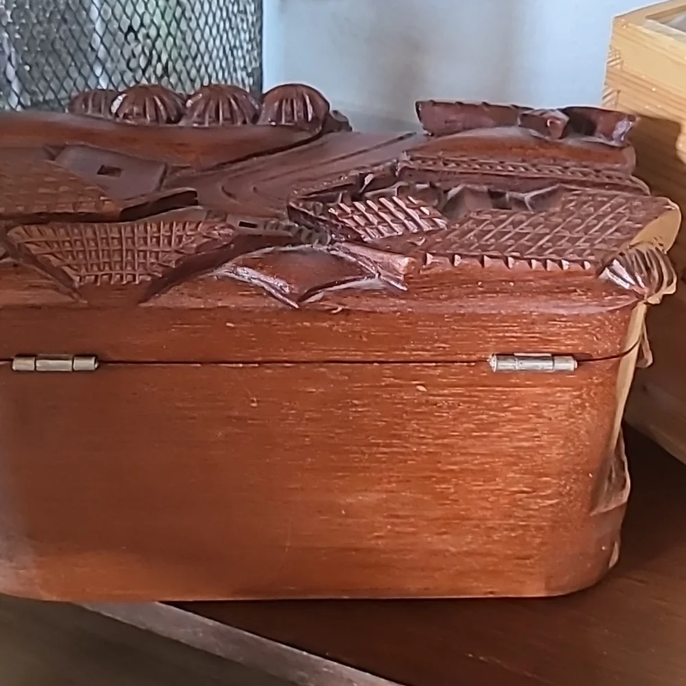 Honduras Mahogany Carved Box - Picture 3 of 7